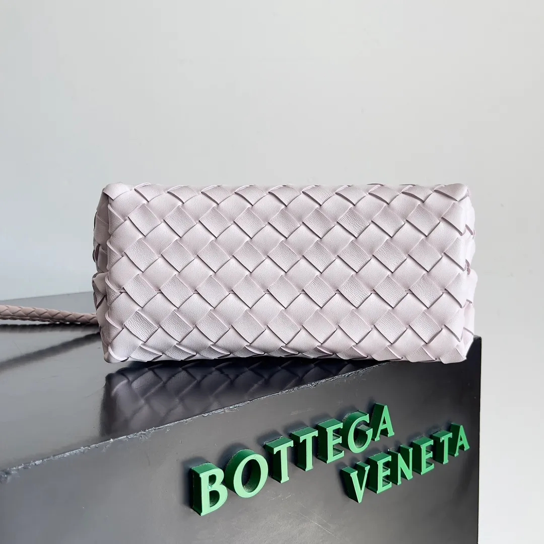 The 2023 new Andiamo batch of 1860 BV has been shipped‼ ️Really popular🔥The new Andiamo woven handbag launched by Bottega Veneta this season is really popular all over the world! ! Celebrities at home and abroad have worn it, and Oscar-winning actress Michelle Yeoh has taken it out on the street. Song Jia, Trai Yara, Yu Feihong, Sanji Ayaka, Rosie Hunting-Whiteley, Yoshioka Riho, etc. have all picked up this bag. It is classic and versatile, showing off its temperament, and the bag capacity is also large, which is very convenient for daily commuting! ! A variety of carrying methods, the shoulder straps can be adjusted by yourself, the original lambskin feels soft and delicate, and the neutral style is made to break gender boundaries and bring a more practical and longer-lasting use experience. Andiamo, which has both elegant and casual styles, perfectly interprets the true appearance of "fashionable old money style". Style number: 743568 Size: 25*22*10.5cm